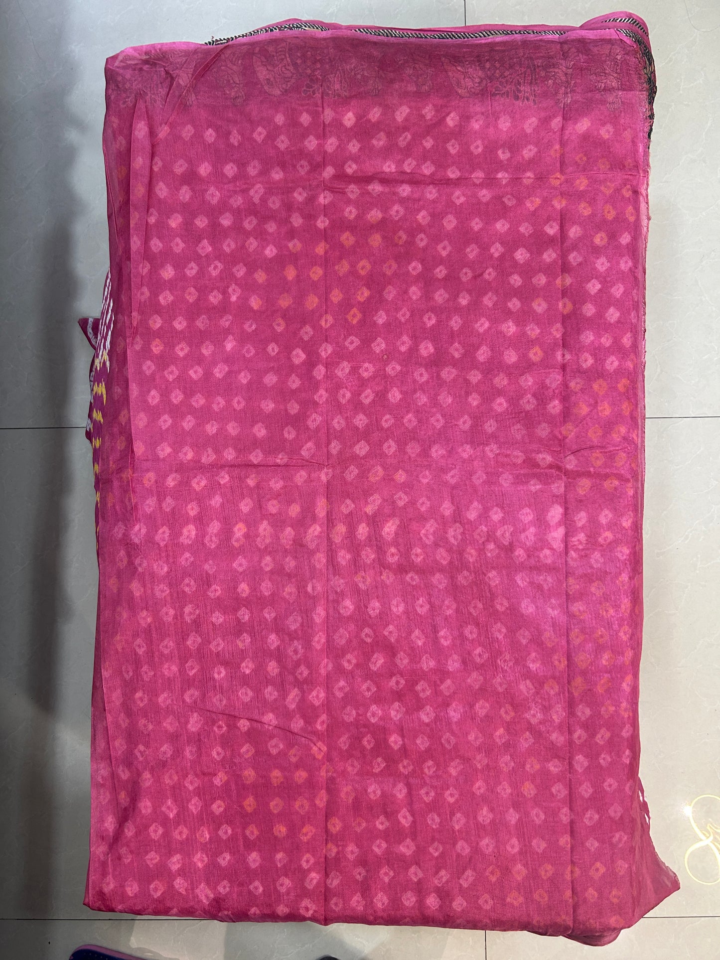 Pinkish Magenta color Bandini saree with woven figure motifs all over the borders with plain blouse piece SB206