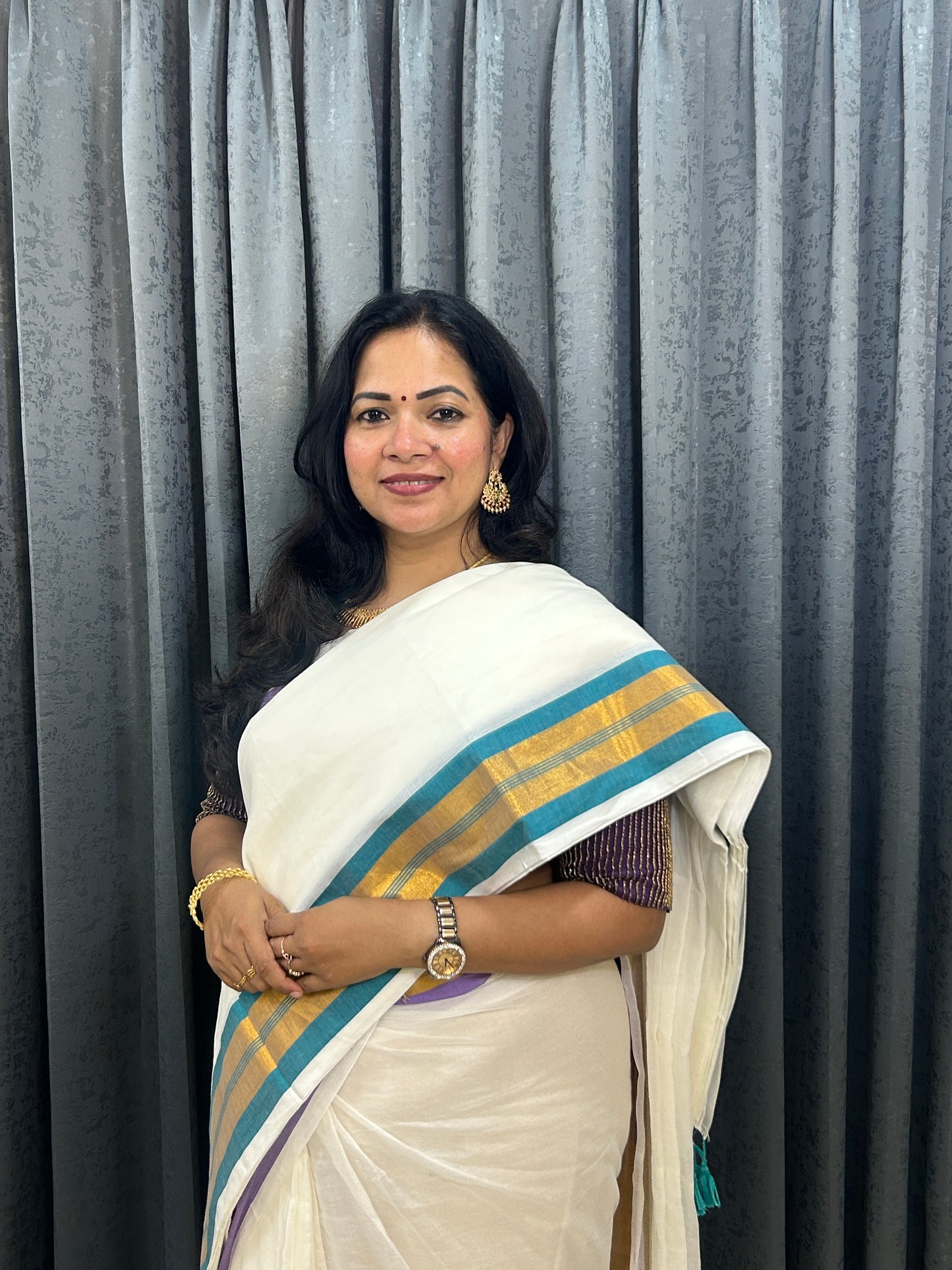 Creamish white Mulcotton saree with Teal blue border with golden zari stripes SMC227