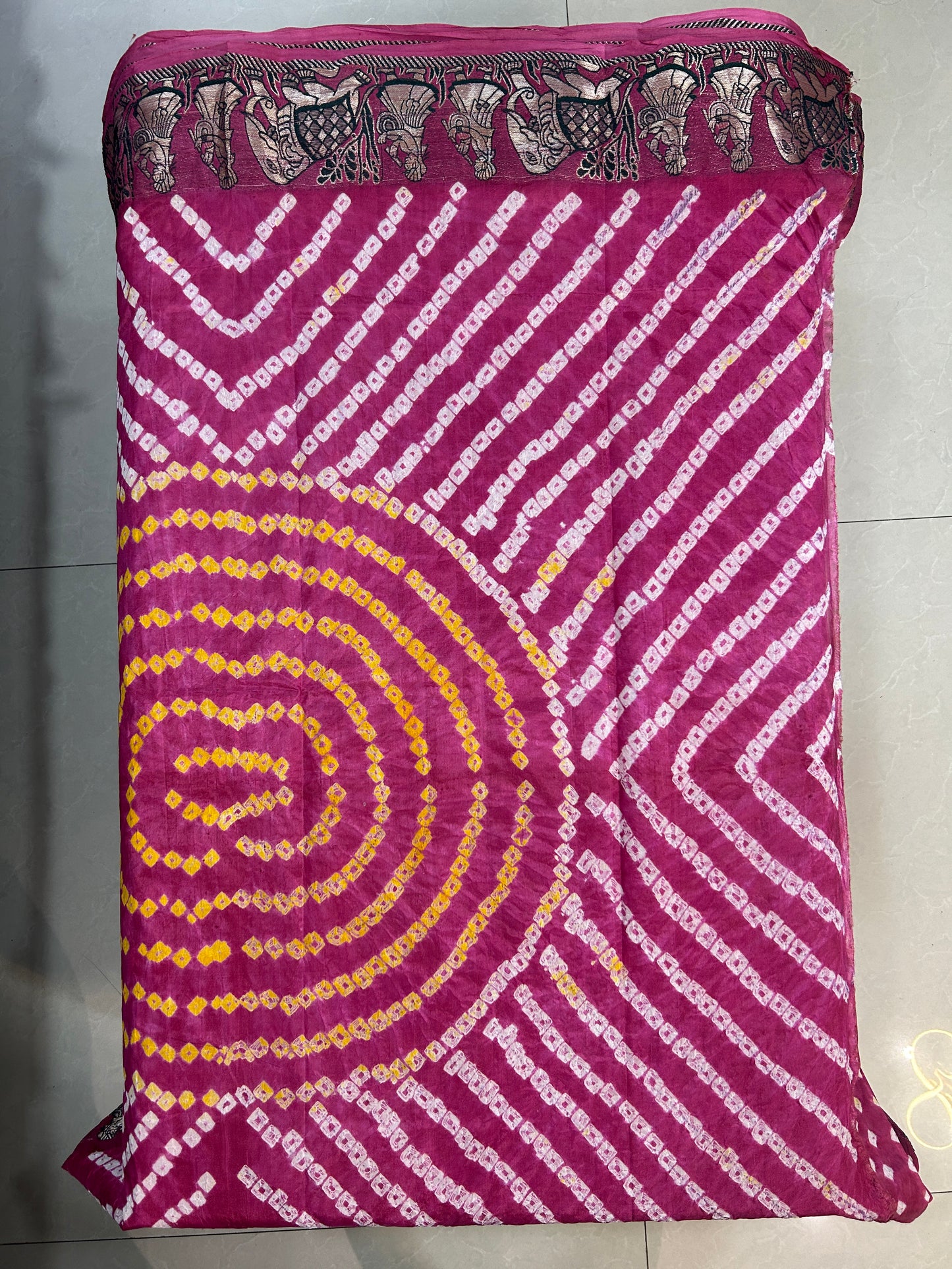 Pinkish Magenta color Bandini saree with woven figure motifs all over the borders with plain blouse piece SB206